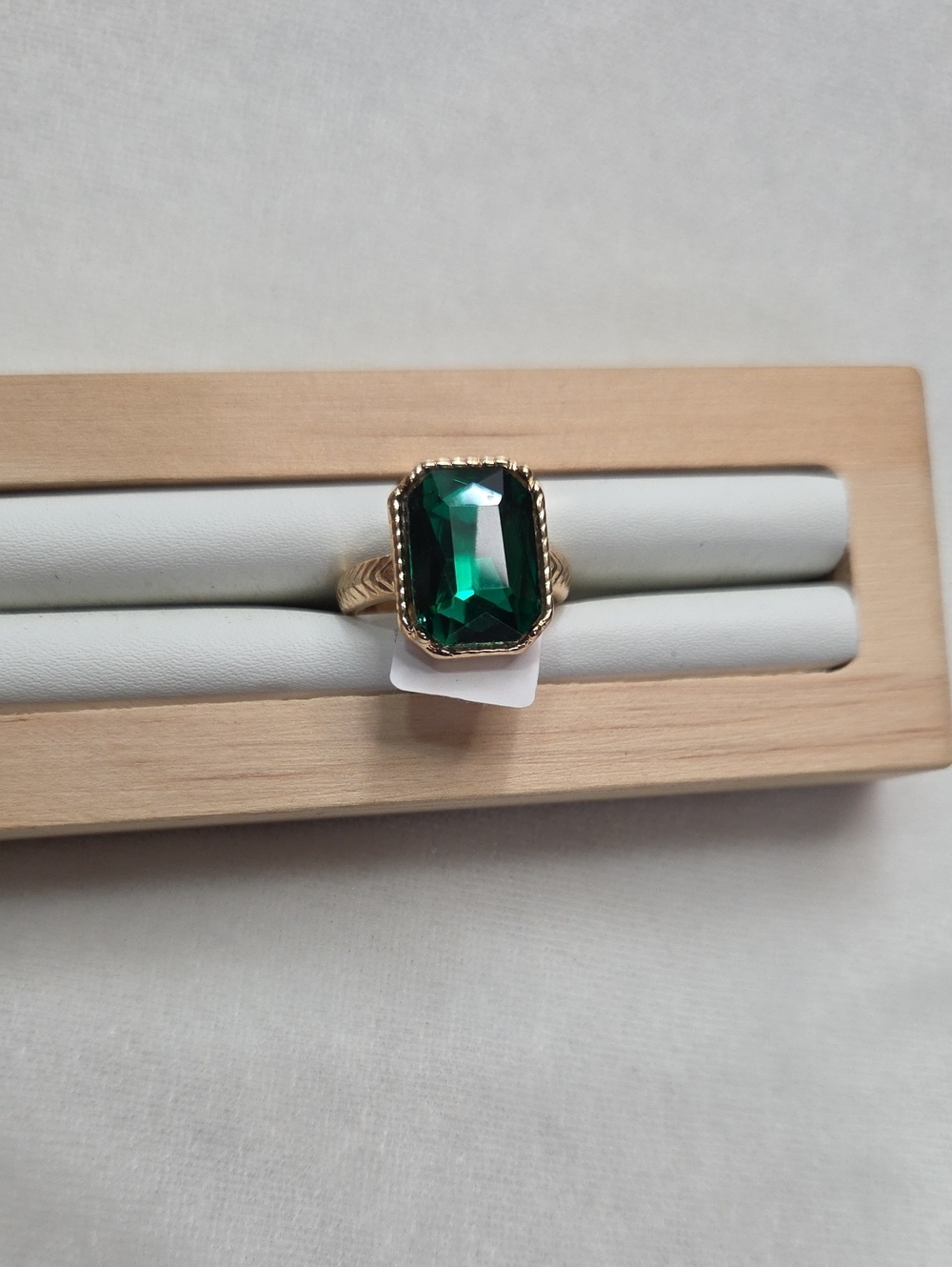 Women's Green Crystal Fashion Ring Gold Tone Band Elegant Fashion Ring Size 7
